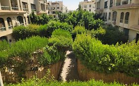 شقه فندقيه 3 غرف حمامين و مطبخ و حديقه خاصه امام الجامعه الامريكيه و مول Point 90